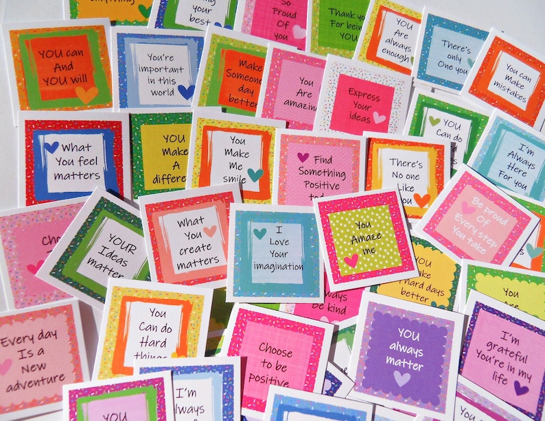 Puede incluir: Una colecci&oacute;n de tarjetas cuadradas de colores con mensajes inspiradores y corazones. Las tarjetas tienen una variedad de fondos, incluyendo lunares, rayas y confeti.