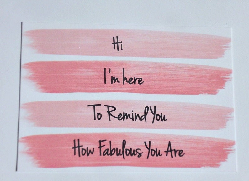 K&ouml;nnte beinhalten: Eine rosa und wei&szlig;e Karte mit dem Text "Hi I'm here to remind you how fabulous you are", geschrieben mit schwarzer Tinte.