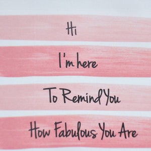 K&ouml;nnte beinhalten: Rosa und wei&szlig;e gestrichene Streifen mit dem Text "Hi I'm here To Remind You How Fabulous You Are" in Schwarz.