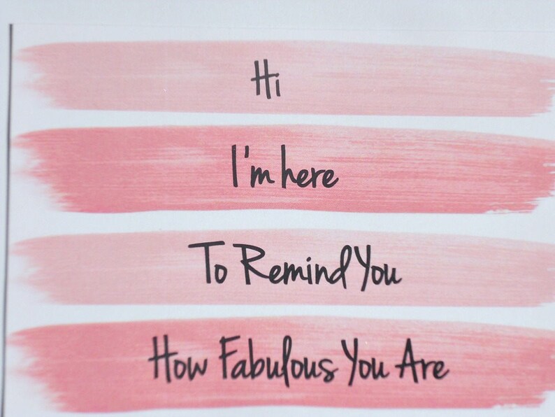 K&ouml;nnte beinhalten: Rosa und wei&szlig;e gestrichene Streifen mit dem Text "Hi I'm here To Remind You How Fabulous You Are" in Schwarz.