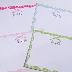 Papeterie imprimable avec noeud à rayures, 4 cartes postales assorties, notes de remerciement pour baby shower, cartes de remerciement avec noeud rose bleu vert