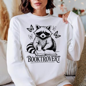 Booktrovert PNG, PNG drôle pour les amoureux des livres, lecture de raton laveur png, tendance livresques png, sublimation PNG pour les amateurs de livres, drôle de raton laveur Png