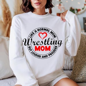 Mamma lottatrice PNG, Varsity, Distressed, Mamma lottatrice, Download di design a sublimazione per mamma lottatrice rumorosa e orgogliosa