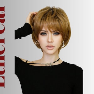 Puede incluir: Una mujer con cabello corto, castaño claro y en capas, con flequillo. Lleva una blusa negra y aros plateados. La palabra "Ethereal" está impresa verticalmente en rojo en el lado izquierdo.