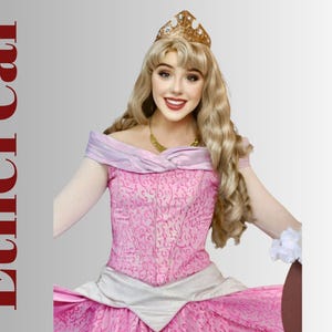 Könnte beinhalten: Eine Person in einem rosa Kleid mit goldener Krone und Halskette. Das Kleid hat ein detailliertes Muster und einen silbernen Schärpe. Das Wort "Ethereal" steht rot auf der linken Seite des Bildes.