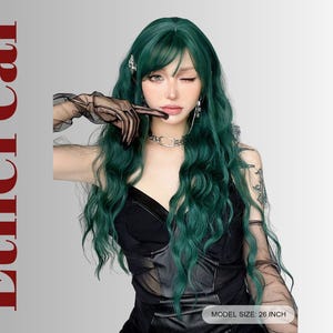 Può includere: Una donna con lunghi capelli mossi verde smeraldo. Indossa un top nero, guanti trasparenti e un girocollo argentato. Il testo "Ethereal" è stampato verticalmente a sinistra. La taglia del modello è di 66 cm.