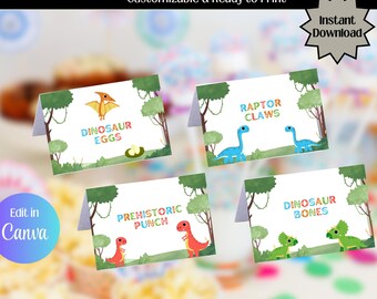 Pode incluir: Quatro etiquetas de comida dobráveis ​​imprimíveis com dinossauros de desenhos animados coloridos e folhagem de selva. Os rótulos dizem "Ovos de dinossauro", "Garras de raptor", "Ponche pré-histórico" e "Ossos de dinossauro".