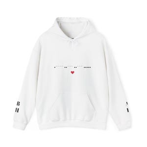 Op de afbeelding: Witte hoodie met een rood hart en een lijn van stippen op de voorkant. De woorden "BII" en "AI" staan ​​gedrukt op de mouwen.