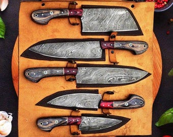 Juego de cuchillos de chef de acero de Damasco hechos a mano, con fundas de cuero.