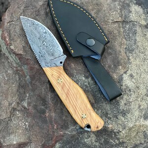 Handmade Damascus Steel Skinner Knife, Wooden Handle, with Sheath