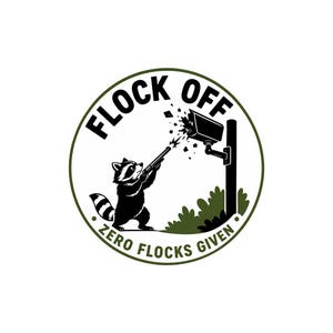 Puede incluir: Un diseño gráfico circular que muestra un mapache en blanco y negro apuntando con una escopeta a una cámara de seguridad, haciéndola estallar. El texto FLOCK OFF está arqueado en la parte superior y ZERO FLOCKS GIVEN en la parte inferior.