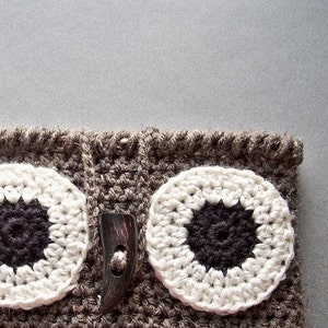 Crochet Owl Bag with crochet owl eyes and a button beak. Easy Crochet Pattern for a bag, purse, tote. Owl lovers gift.