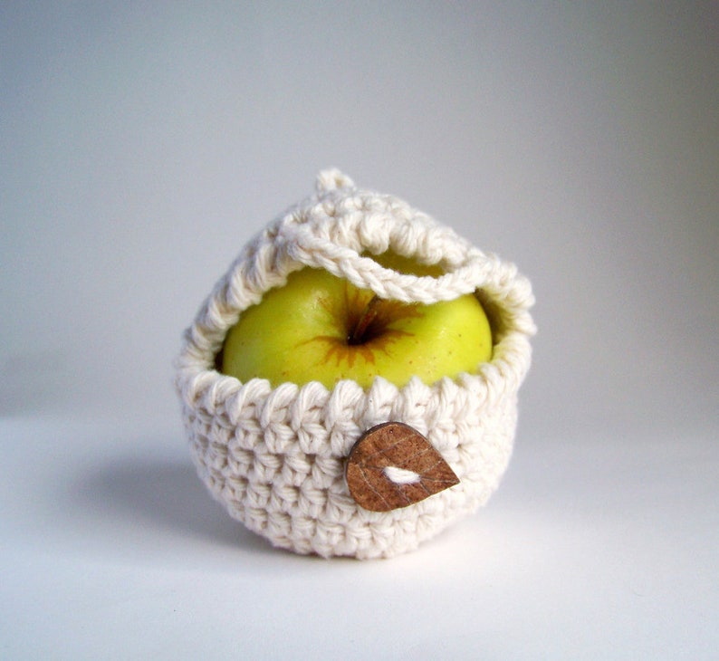 White Crochet Apple Cozy, Rustic Cotton Snack Bag, Reusable Sustainable Vegan Gift image 3