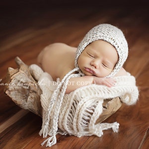 Easy knitting pattern for a newborn baby classic bonnet hat with ties.