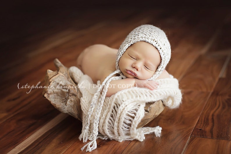Easy knitting pattern for a newborn baby classic bonnet hat with ties.