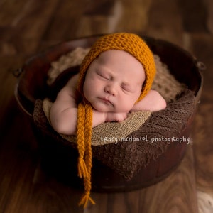 Beginner knitting pattern for a newborn garter stitch bonnet hat. Quick and beautiful knitting project.