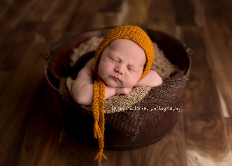 Beginner knitting pattern for a newborn garter stitch bonnet hat. Quick and beautiful knitting project.