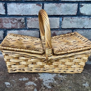 Vintage Wicker Picnic Basket, Basket with Lid, Rattan Picnic Basket, Woven Picnic Basket, Cottage Basket, Basket with Handle