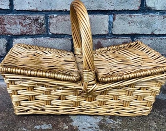Vintage Wicker Picnic Basket with Lid & Handle