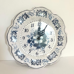 Vintage Blue and White Plate Clock, Vintage Resin Wall Clock, Battery Operated, 1970s Retro Wall Clock, Cottage Core Clock, Floral Design