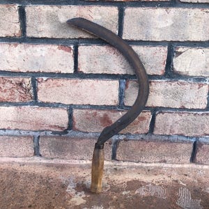 Vintage Hand Held Sickle, Hand Held Scythe, Wood Handle Sickle, Garden Tool, Farm Equipment, Primitive Tools, Hand Sickle, Farm Implement