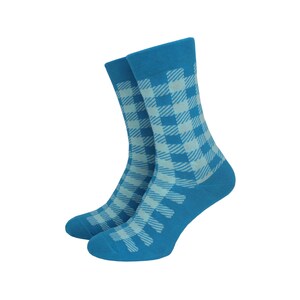 Puede incluir: Un par de calcetines azules con un estampado de cuadros azul claro. Los calcetines están hechos de un material suave y están diseñados para usarse en los pies. El estampado de cuadros añade un toque de estilo.