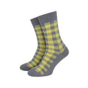 Könnte beinhalten: Ein Paar graue Socken mit einem gelben Karomuster. Die Socken haben einen einfarbigen grauen Bund, eine Ferse und eine Spitze. Das Karomuster bedeckt den Hauptteil der Socken.