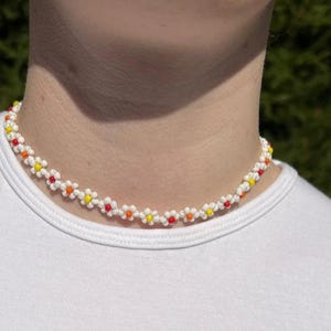 Blumenperlenkette mit roten, gelben und orangen Details