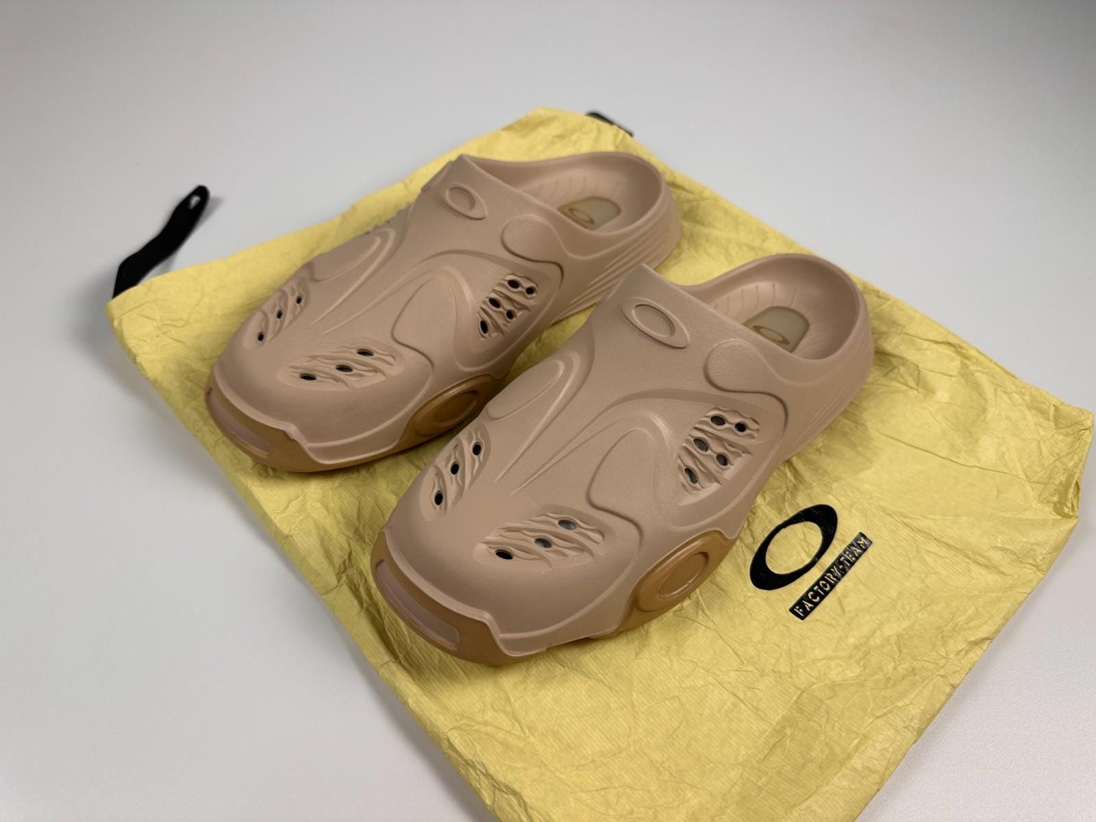 Men\'s Oakley Flip Flops Yellow Size 19 Sandals Sport Slides Oakley Super Coil Sandal 2.0 in Blackout | Oakley® US main image 3