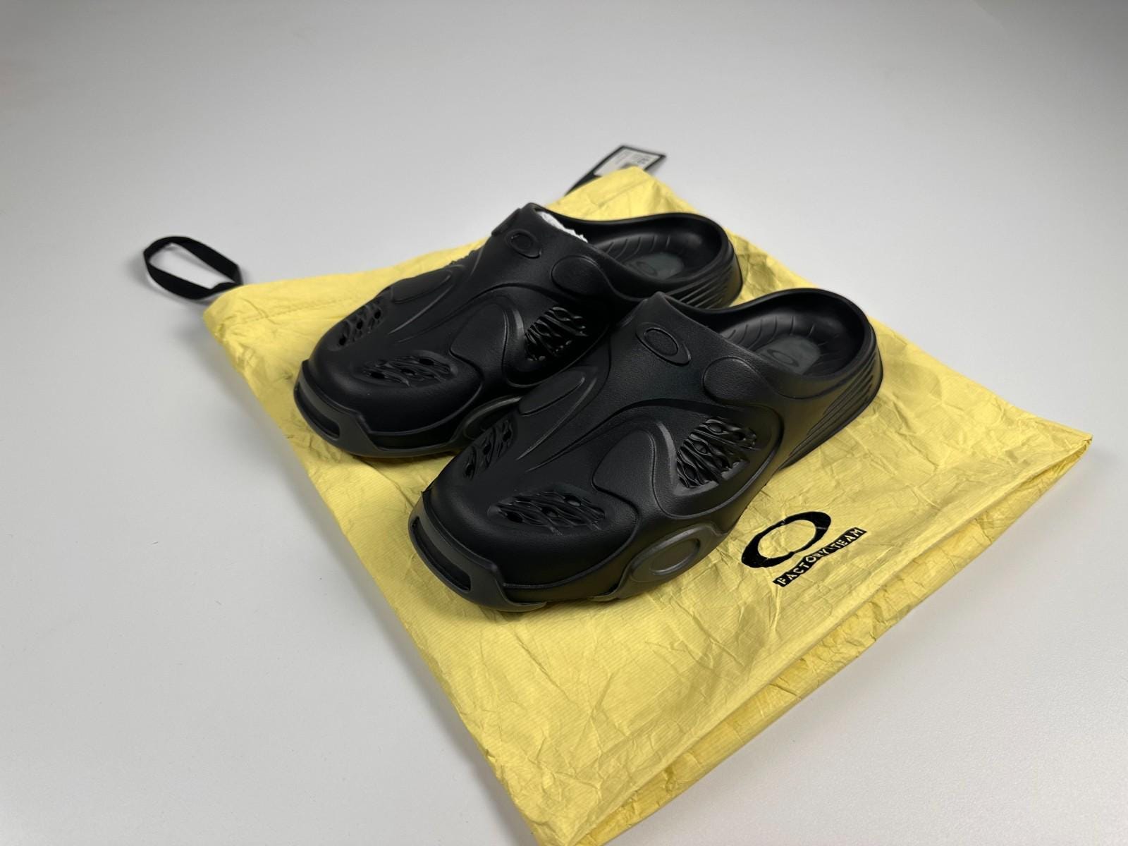 靴 BRAIN DEAD x OAKLEY paguro sandle US9.5 Oakley Factory Team X Brain Dead Paguro Slide Black Ink US9.5 EU43