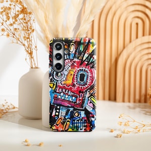 Pu&ograve; includere: Una custodia per telefono colorata con un design a volto astratto. La custodia presenta un vivace mix di rosso, giallo, blu e nero, creando un look audace e artistico. Il design ricorda l'arte dei graffiti.