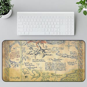 The Hobbit Map Schreibtischunterlage, Tolkien Fan Geschenk, Mittelerde, Frodo, Gandalf, Anschlag, LotR, Schreibtischunterlage, Bürodeko, Gaming Maus Pad, Nerd Geschenk