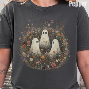 Camiseta Wildflower Ghost, Camiseta de Halloween con fantasma adorable, Camiseta Cottagecore con estampado floral, Camiseta suave con diseño de jardín espeluznante, Colores cómodos S-3XL