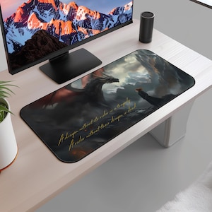 Vierte Flügel Schreibtischmatte: Basgiath War College Drachenreiter Fan Art