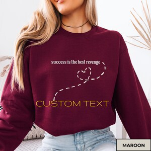 Op maat gemaakte sweater met geborduurde tekst: gepersonaliseerde Gildan-ronde hals
