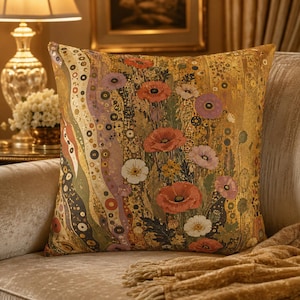 Könnte beinhalten: Ein quadratisches Zierkissen mit goldfarbenem Hintergrund und einem wiederkehrenden Muster aus roten, weißen und violetten Blumen. Das Design umfasst vertikale, wellenförmige Bänder, die mit kleinen Kreisen in Schwarz, Braun und Gold verziert sind und eine strukturierte Optik auf der Stoffoberfläche erzeugen.