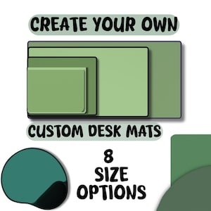 Może przedstawiać: Obraz przedstawiający trzy zielone maty na biurko o różnych rozmiarach, ułożone jeden na drugim. Tekst "CREATE YOUR OWN" i "CUSTOM DESK MATS" są wyświetlane nad i pod matami. Widoczny jest również tekst "8 SIZE OPTIONS".