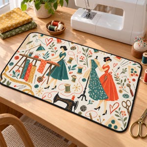 Puede incluir: Una alfombrilla de costura rectangular con fondo crema y un patrón repetitivo de personas con vestidos, máquinas de coser, carretes de hilo, botones, tijeras, cintas métricas y corazones en tonos rojos, verdes, azules y amarillos.