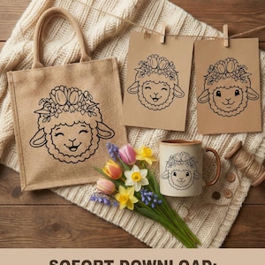 Puede incluir: Varios artículos con un diseño de oveja sonriente y corona floral, incluyendo un bolso de mano, tarjetas y una taza. Los artículos están dispuestos sobre una superficie de madera con un ramo de flores y una manta de punto crema. El texto "SOFORT DOWNLOAD: PNG, SVG, DXF, PDF FORMAT" está en la parte inferior.