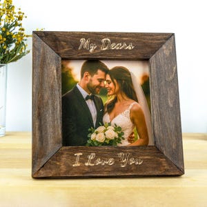 Cadre photo personnalisé pour couple, cadre photo en bois gravé avec date et nom, cadeau de fiançailles pour jeunes mariés