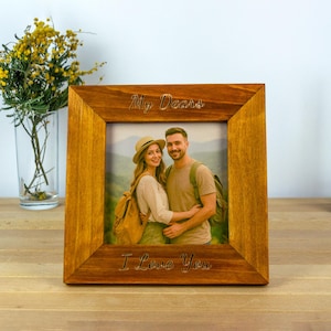 Gravierter Bilderrahmen aus Walnussholz, Personalisierter Fotorahmen Geschenk für Familie Papa Mama, Personalisierter Rahmen Verlobung Hochzeit 5. Jahrestag Geschenk