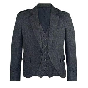 Puede incluir: Una chaqueta de tweed gris oscuro con un chaleco a juego. La chaqueta tiene cierre de doble botonadura y solapa de muesca. El chaleco tiene cierre de cinco botones y cuello de punta.