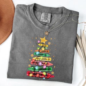Comfort Colors® Lehrer Buntstift Weihnachtsbaum Shirt, Holly Jolly Lehrerin, Weihnachtsgeschenk für Lehrerin, Weihnachtslehrerin, Lehrerin, LehrerWeihnachtsshirt Bild 1