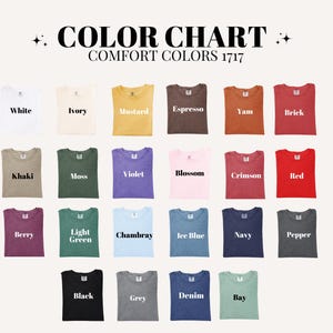 以下が含まれることがあります： さまざまな色合いのComfort Colors Tシャツが並んだカラーチャート。 白、アイボリー、マスタード、エスプレッソ、赤などの色が示されています。 各シャツには、それぞれの色の名前が付けられています。