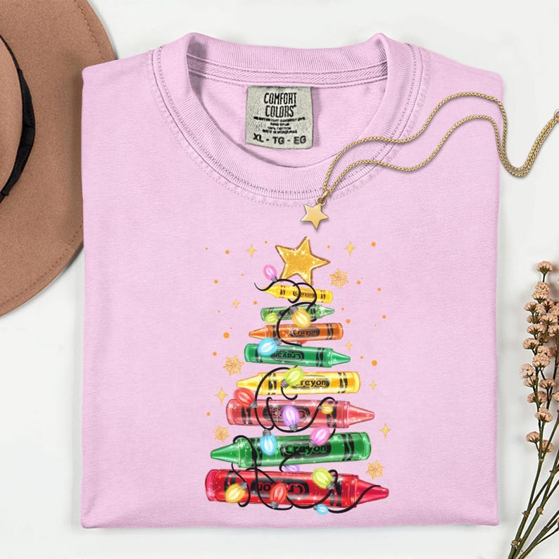 Comfort Colors® Lehrer Buntstift Weihnachtsbaum Shirt, Holly Jolly Lehrerin, Weihnachtsgeschenk für Lehrerin, Weihnachtslehrerin, Lehrerin, LehrerWeihnachtsshirt Bild 3