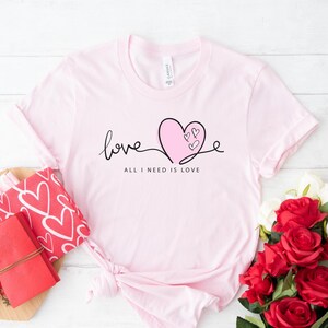 Camiseta "Tudo que eu preciso é amor", camiseta minimalista com coração escrito à mão, presente romântico fofo