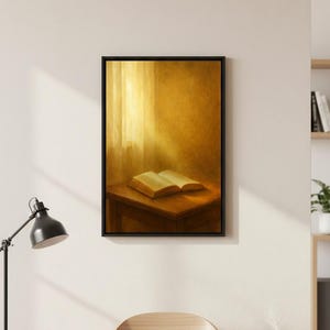 Può includere: Un'opera d'arte incorniciata raffigura un libro aperto su un tavolo di legno, illuminato dalla calda luce di una finestra. La tavolozza dei colori del dipinto è dominata da tonalità dorate, creando un'atmosfera serena. È una natura morta.