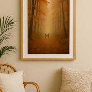 Può includere: Una stampa incorniciata raffigurante un sentiero attraverso una foresta autunnale che conduce alla luce. Due figure camminano lungo il sentiero. L'opera d'arte è in una cornice di legno chiaro, esposta in una stanza con una sedia in vimini e cuscini decorativi.