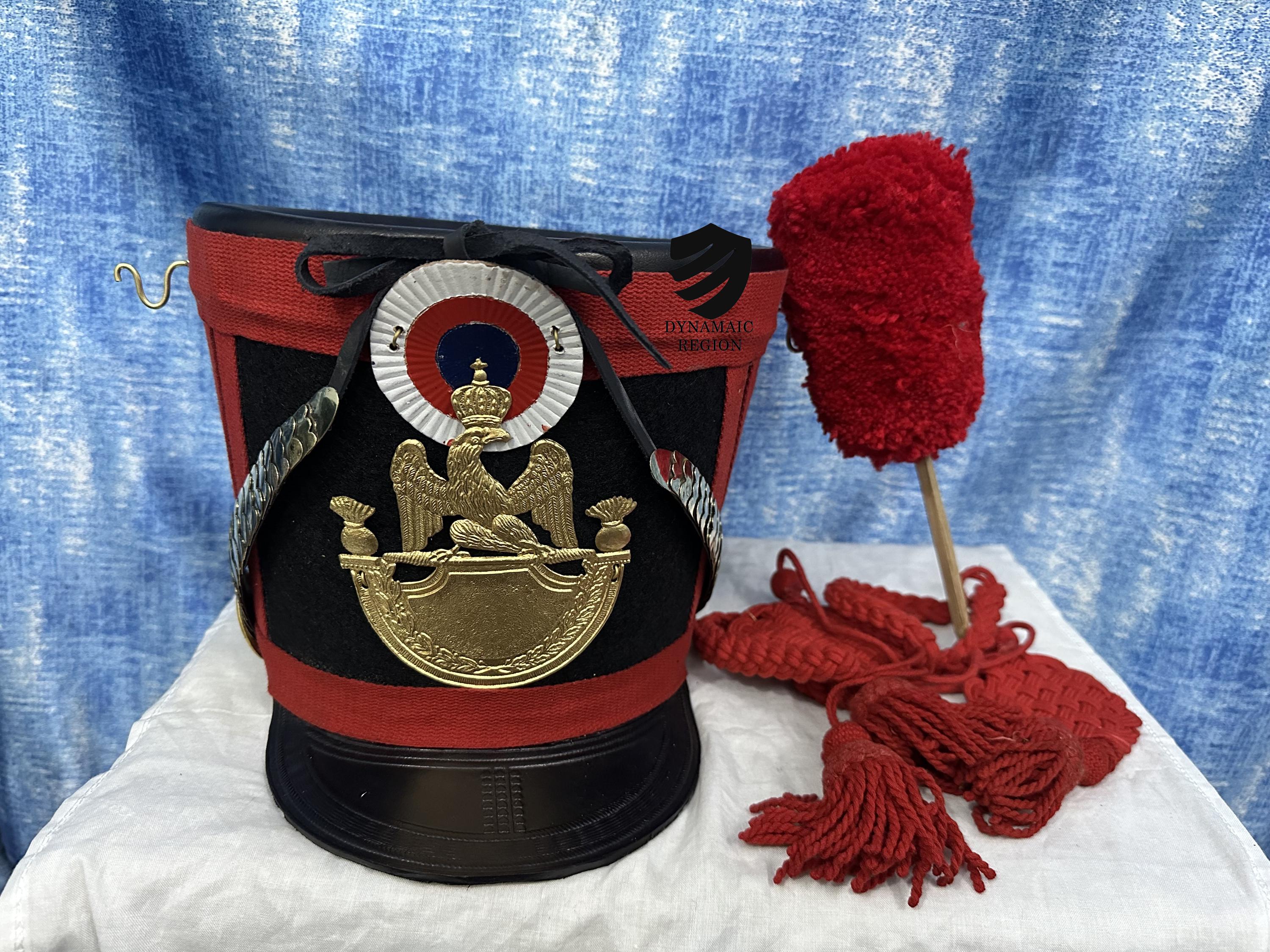 ナポレオン時代のフランス軍シャコー帽：黒と赤の羽飾り、真鍮の鷲