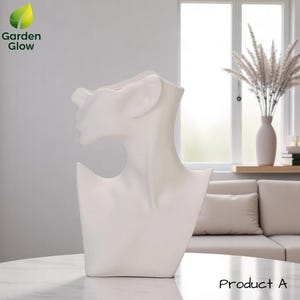 Può includere: Una scultura a busto bianco con un profilo di volto, con collo e spalle. La scultura è su un tavolo di marmo bianco. L'immagine include il testo "Garden Glow" e "Product A".